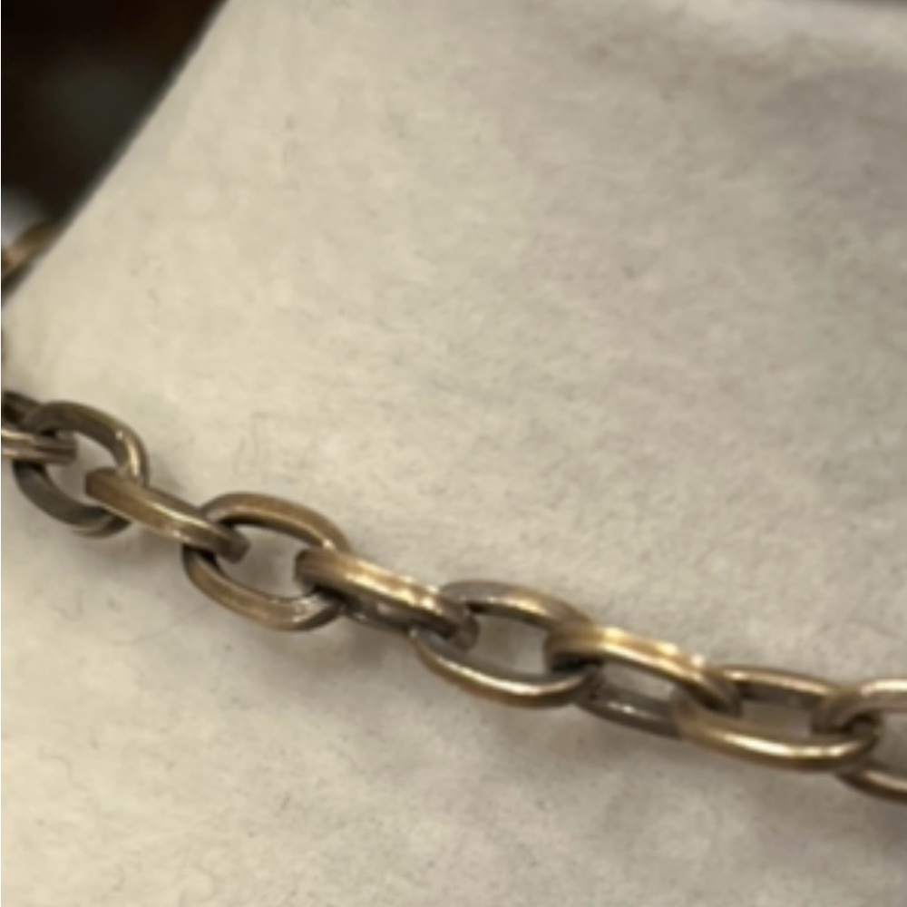 Elegant Gold-Toned Necklace - Picture 3 of 7